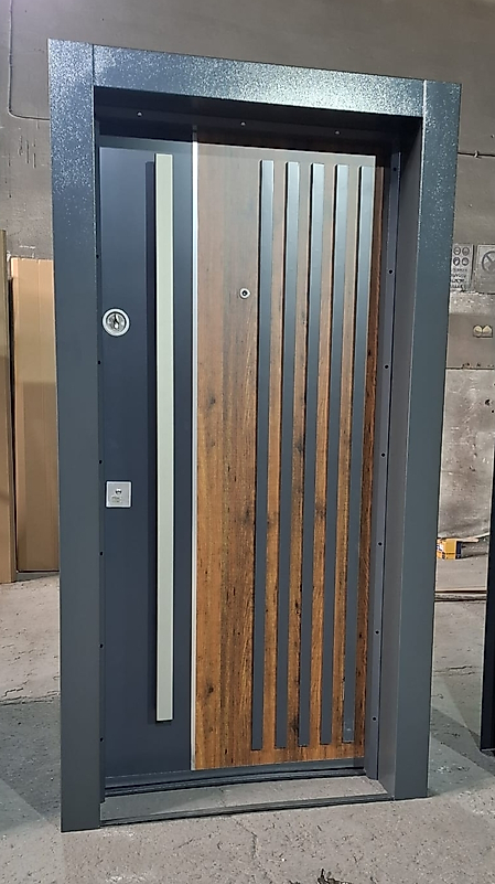 002 Kompozit Çelik Kapı